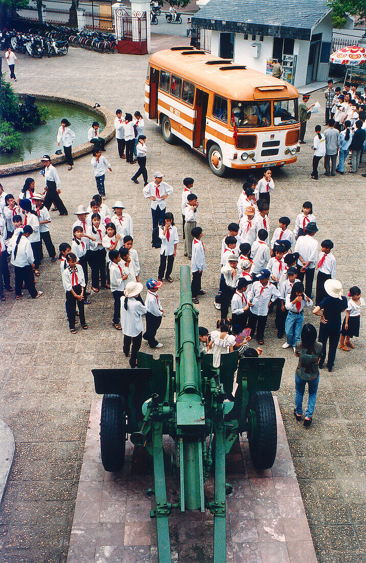Schulklasse besucht das Armeemuseum, Schuluniform, Hanoi, Vietnam