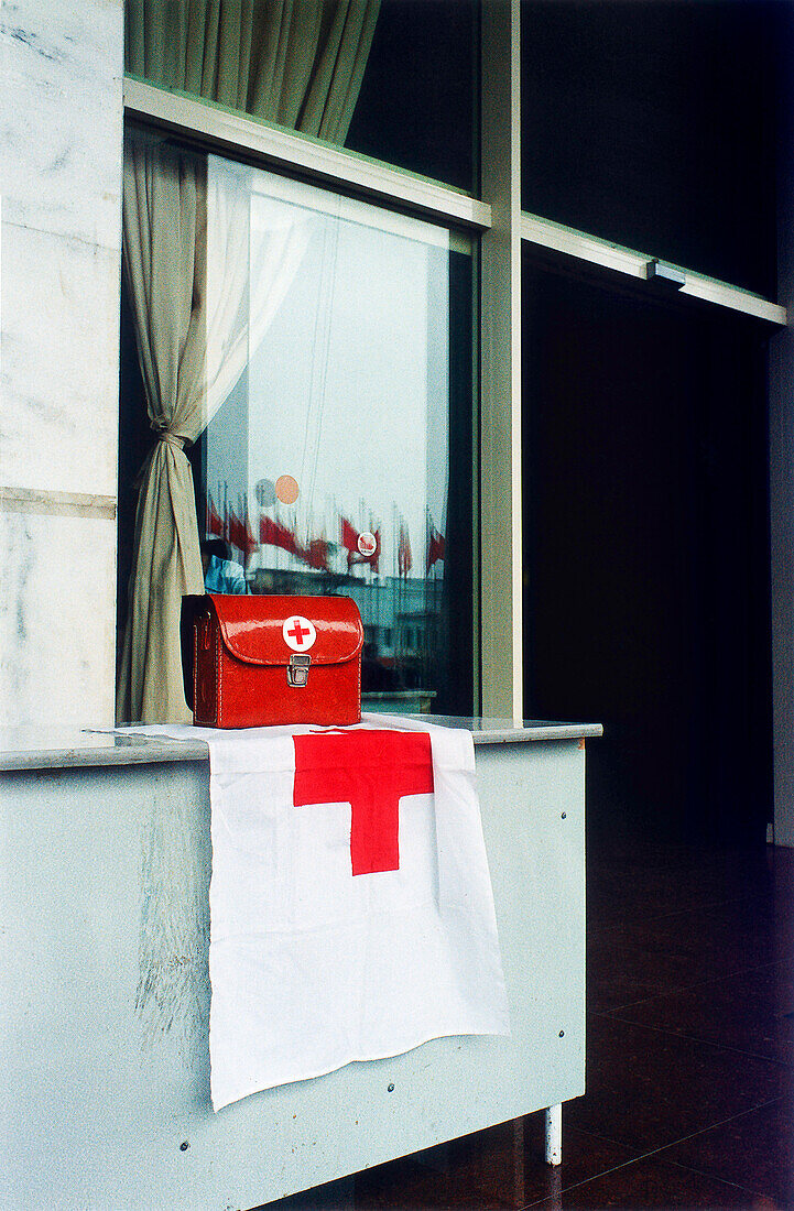 Erste Hilfe Koffer, rotes Kreuz, Hanoi, Vietnam