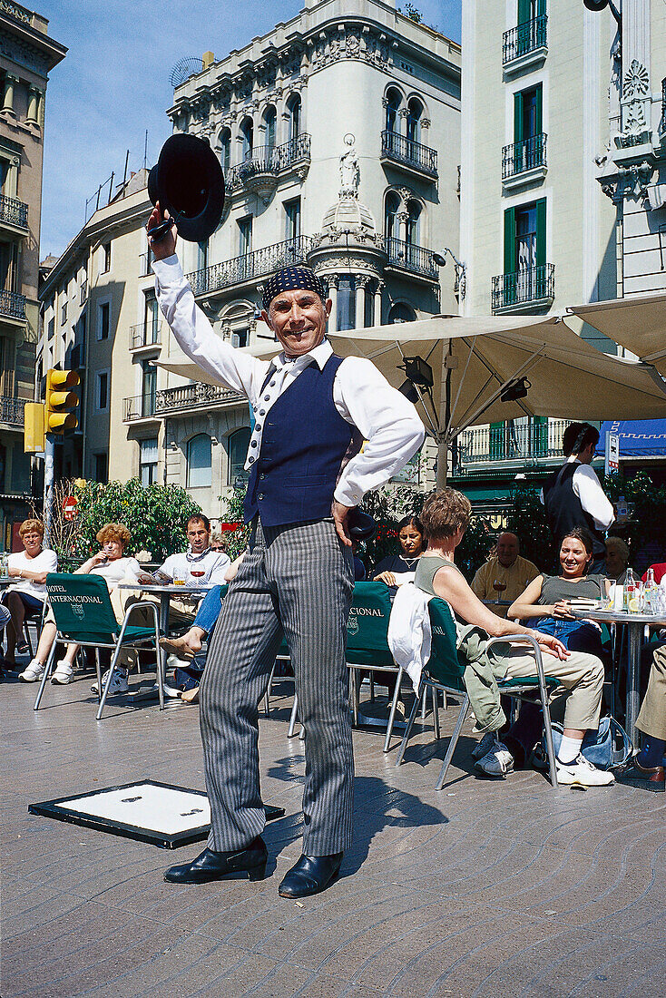 Straßenkünstler und Menschen in Strassencafes, Rambla, Barcelona, Spanien, Europa