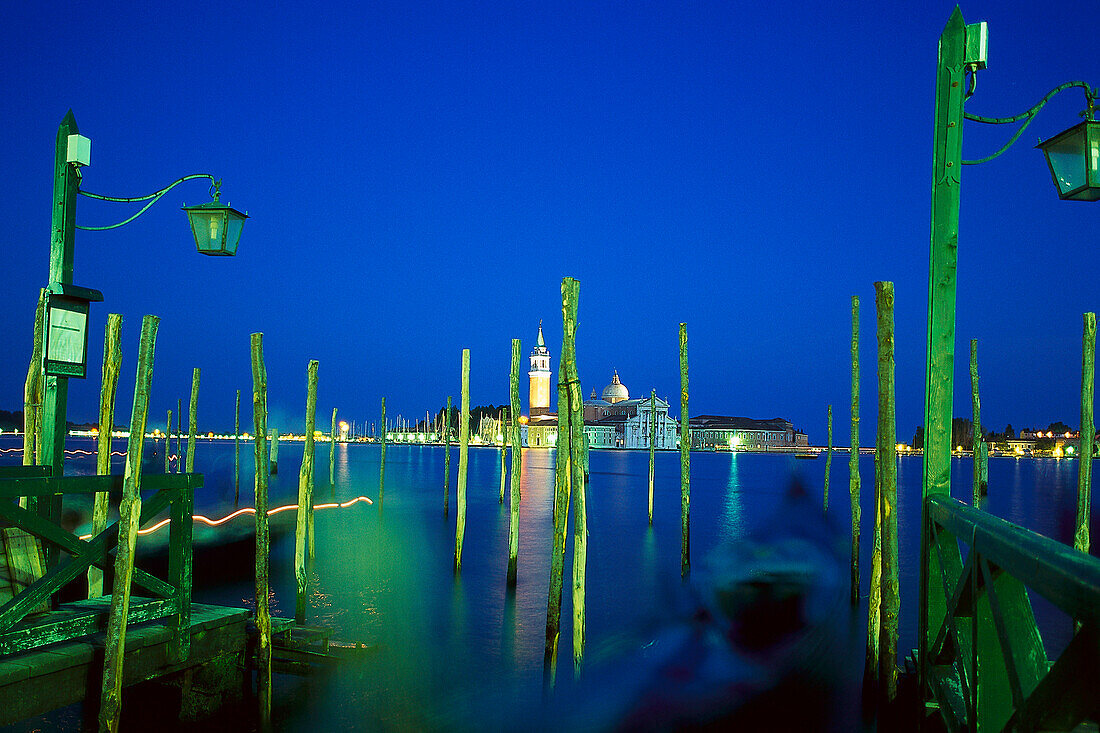 Blick auf San Giorgio Maggiore bei Nacht, Venedig, Italien, Europa