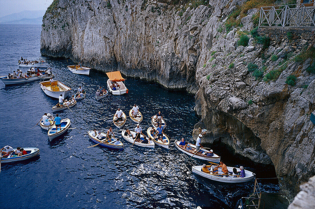 Blick auf Menschen in Booten vor der blauen Grotte, Capri, Italien, Europa
