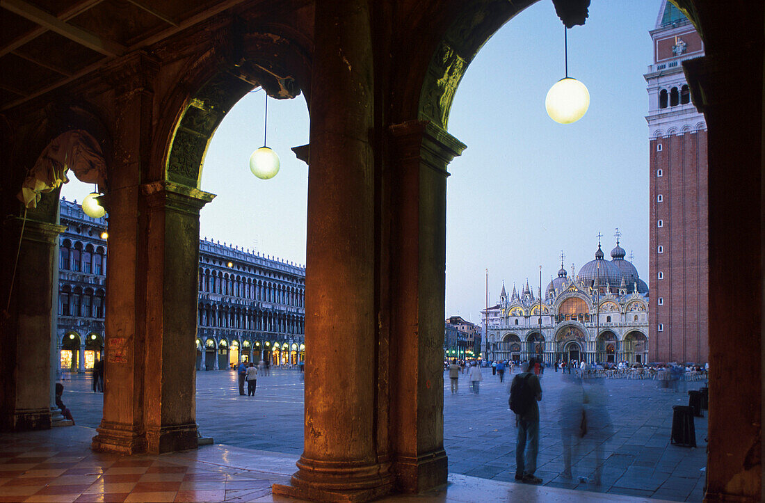 Blick durch Säulengang, auf Piazza San Marco Venedig, Venetien, Italien
