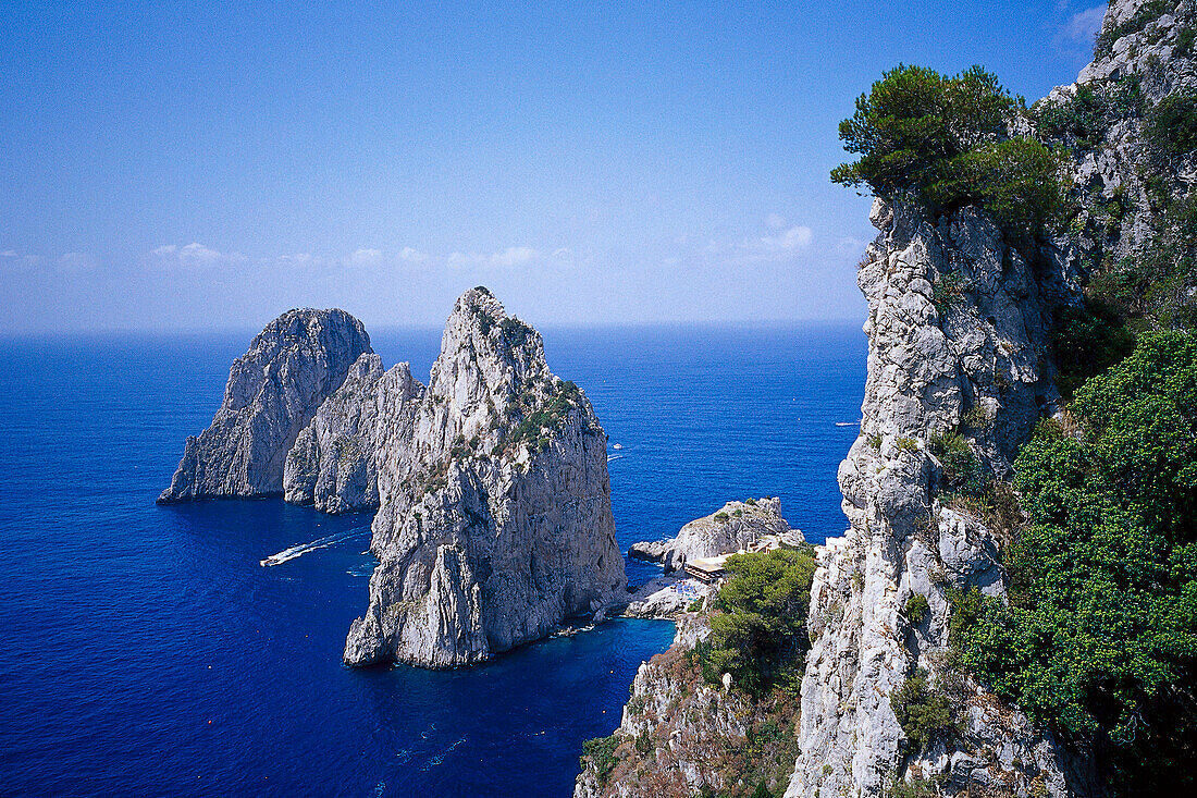 Blick auf Meer und Faraglioni Felsen im Sonnenlicht, Capri, Italien, Europa