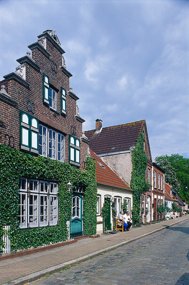 Häuser in der Altstadt unter Wolkenhimmel, Friedrichstadt, Schleswig-Holstein, Deutschland, Europa