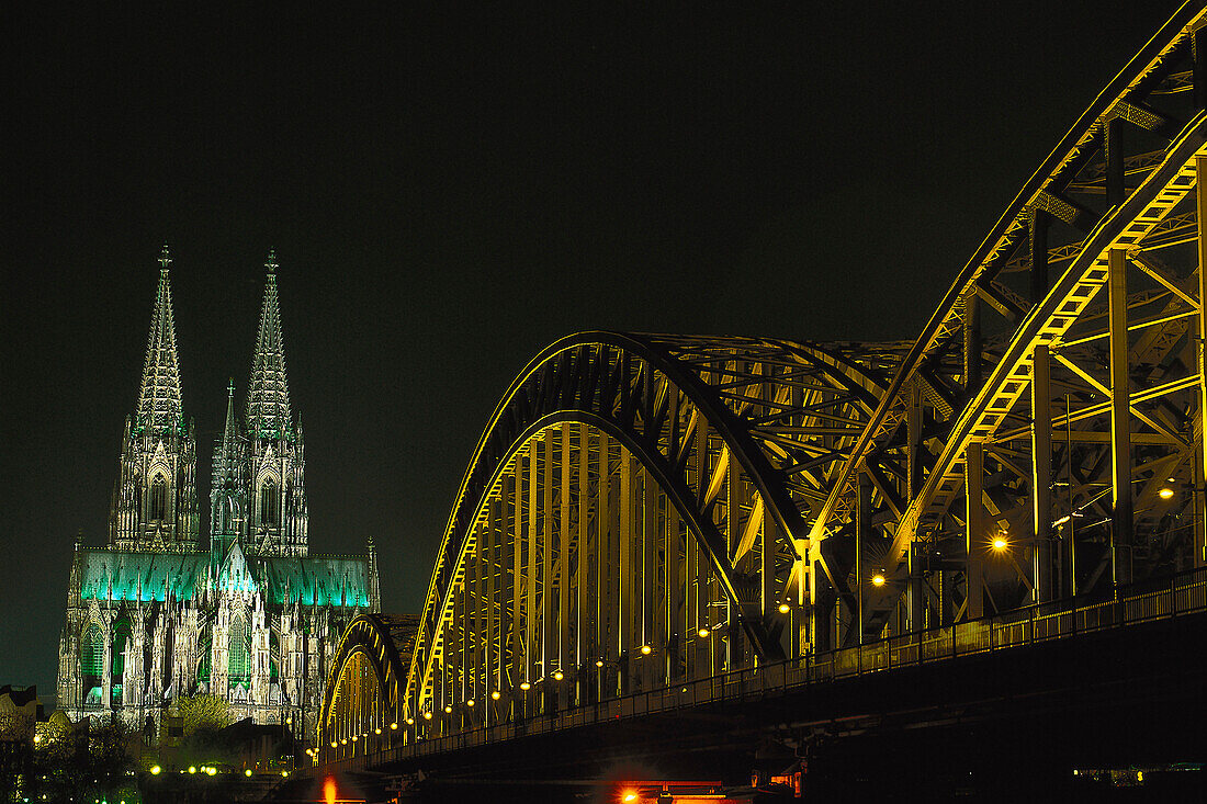 Blick auf Kölner Dom und Hohenzollernbrücke bei Nacht, Köln, Nordrhein-Westfalen, Deutschland, Europa