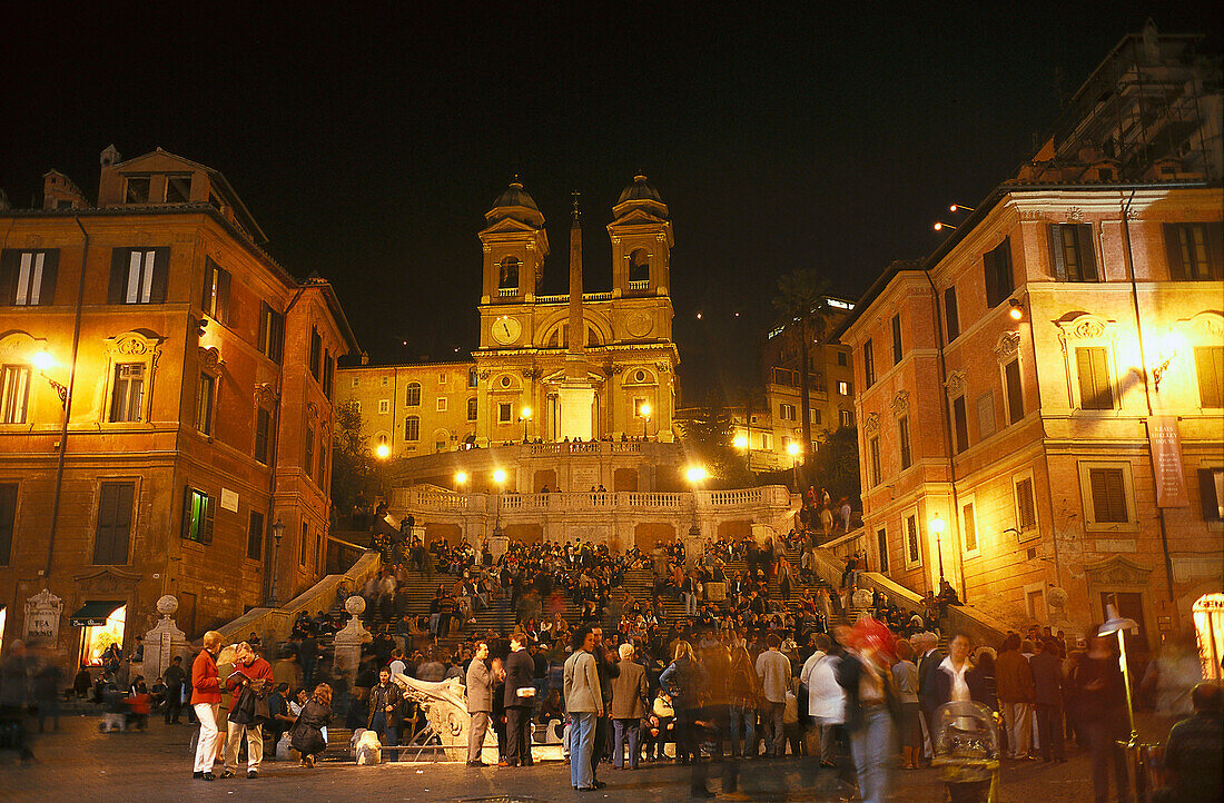 Menschen auf der Spanischen Treppe bei Nacht, Piazza di Spagna, Rom, Italien, Europa