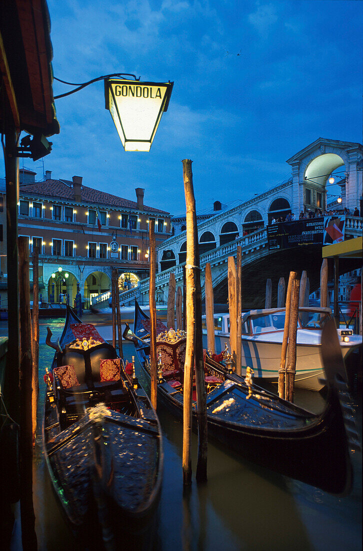 Abendstimmung Rialto-Brücke, Gondeln, Venedig Venetien, Italien
