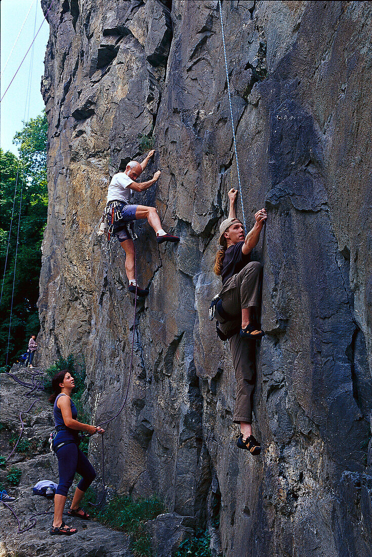 Menschen klettern an einer Felswand, Walterstein, Taunus Gebirge, Hessen, Deutschland, Europa