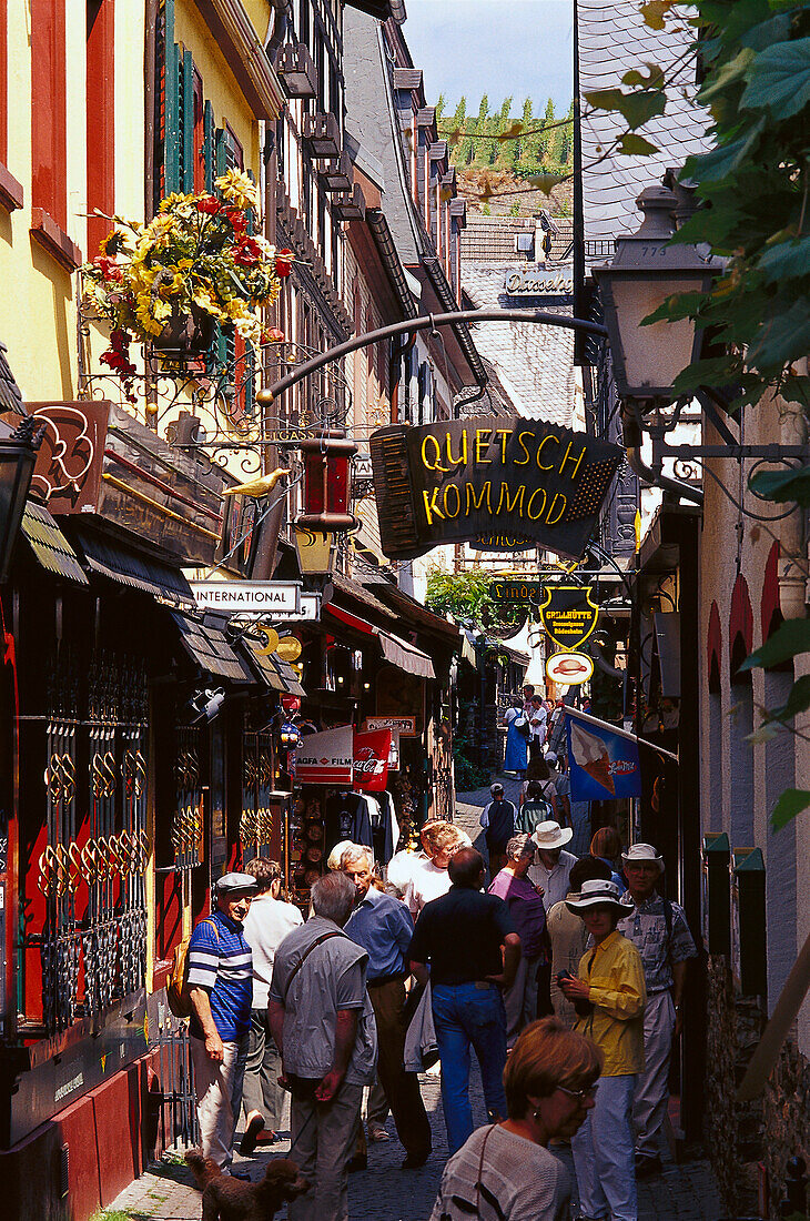 Menschen in der schmalen Drosselgasse, Rüdesheim, Rheingau, Hessen, Deutschland, Europa