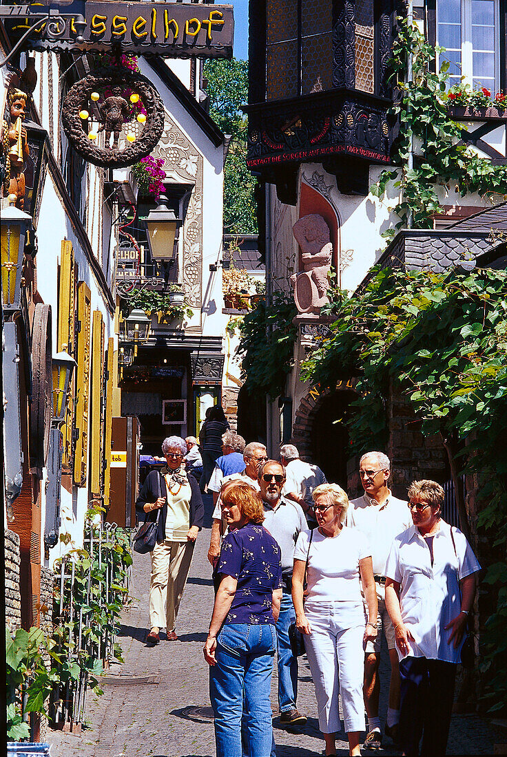 People at narrow alley Drosselgasse, Ruedesheim, Rheingau, Hesse, Germany, Europe