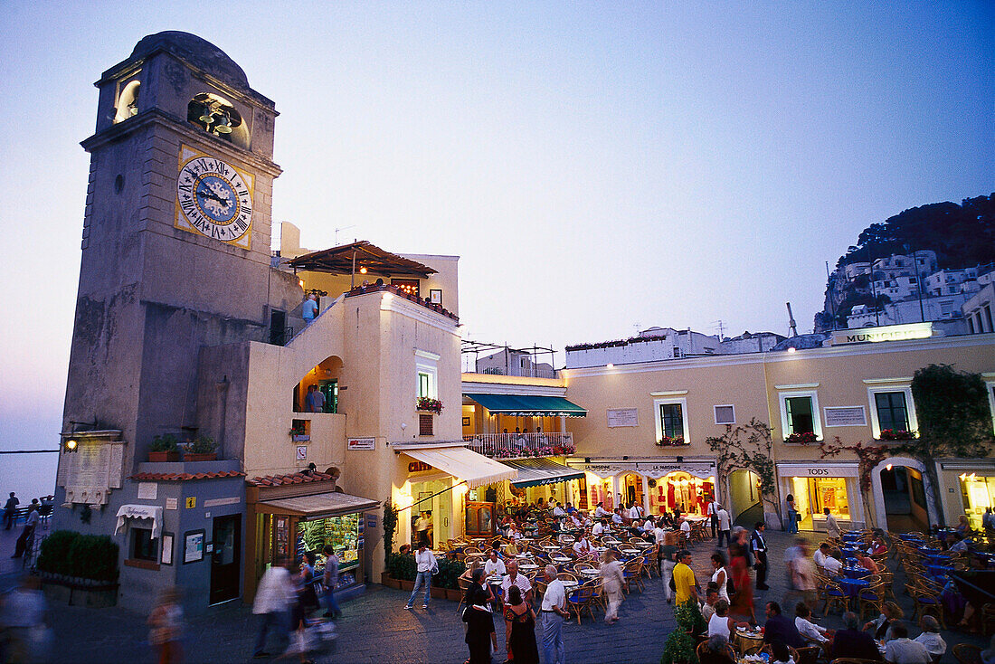 Menschen in Restaurants auf der Piazza Umberto I am Abend, Capri Stadt, Capri, Italien, Europa