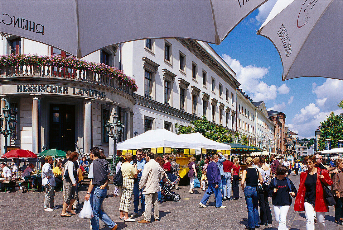 Menschen vor dem hessischen Parlamentsgebäude, Wiesbaden, Hessen, Deutschland, Europa