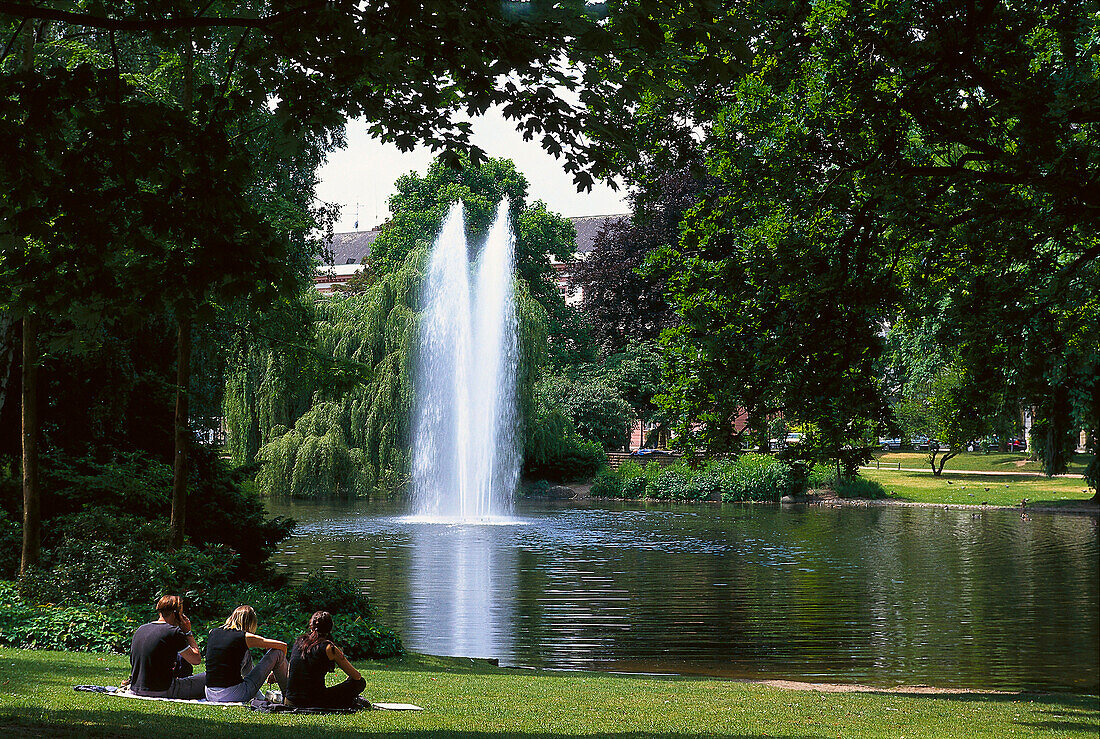 Warmer Damm, Menschen an einem Teich im Park an der Wilhelmstrasse, Wiesbaden, Hessen, Deutschland, Europa