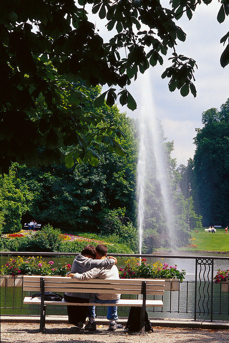 Paar auf einer Bank im Kurpark, Wiesbaden, Hessen, Deutschland, Europa