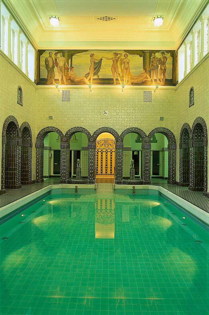 Innenansicht der menschenleeren, römisch-irischen Kaiser-Friedrich-Therme, Wiesbaden, Hessen, Deutschland, Europa