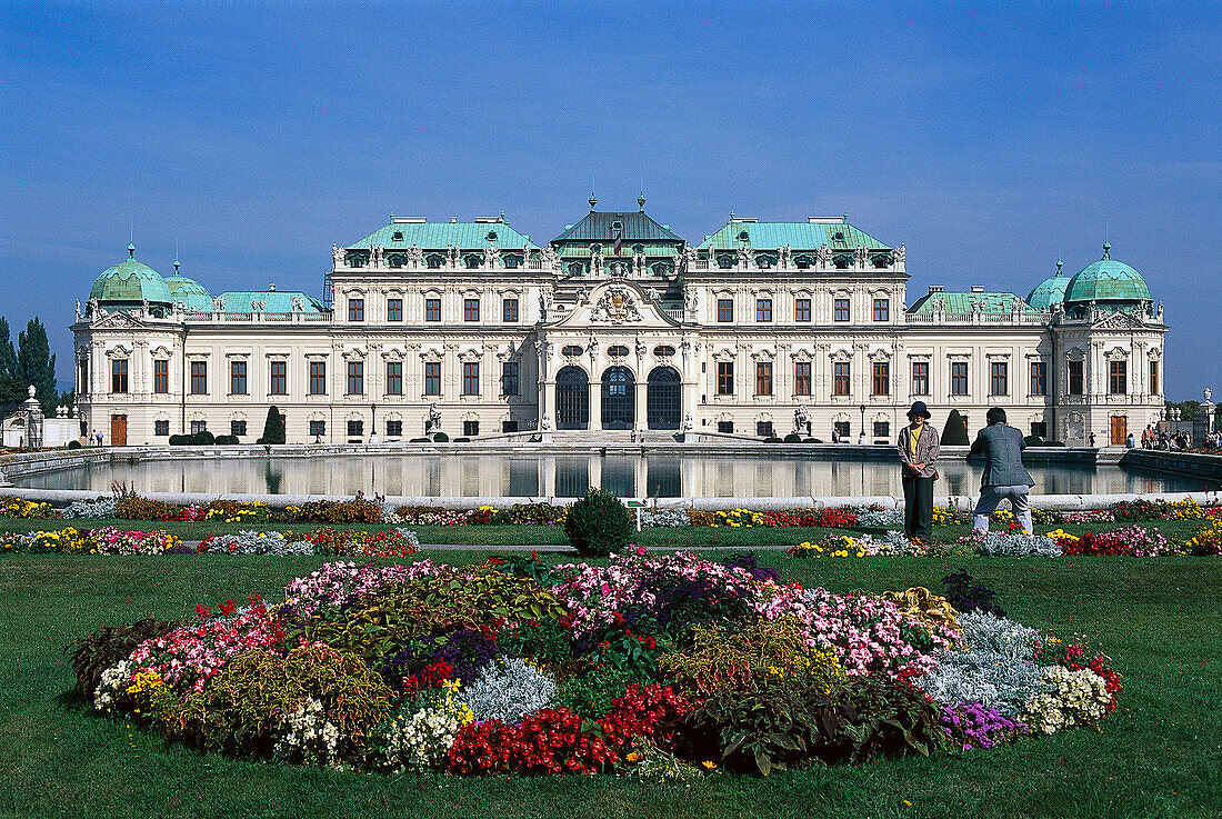 Blumenbeete vor Schloss Belvedere unter blauem Himmel, Wien, Österreich, Europa