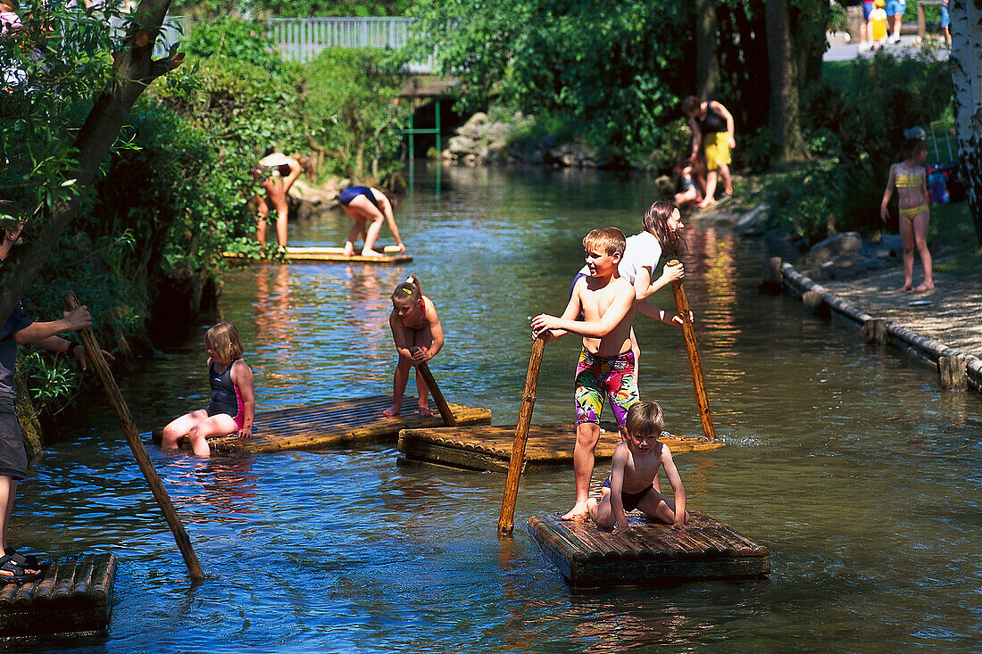 Kinder auf Flössen im Freizeitpark Lochmühle, Taunus, Hessen, Deutschland, Europa