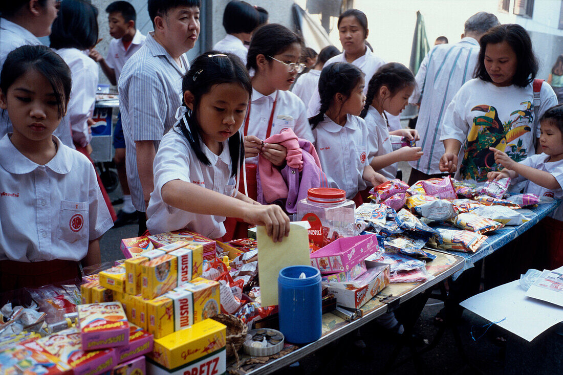 Schülerinnen b. Einkaufen, Bangkok Thailand