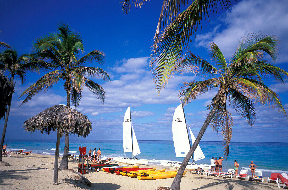 Menschen und Segelboot am Strand, Playas del Este, Kuba, Karibik, Amerika