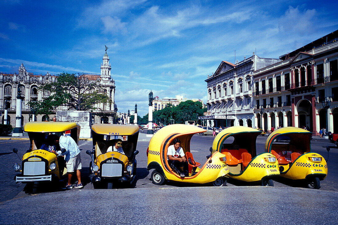 Coco Amarillo, lustige Taxis warten am Strassenrand, Havanna, Kuba, Karibik, Amerika