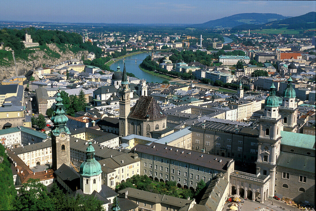 Blick von oben auf Gebäude der Altstadt, Salzburg, Österreich, Europa