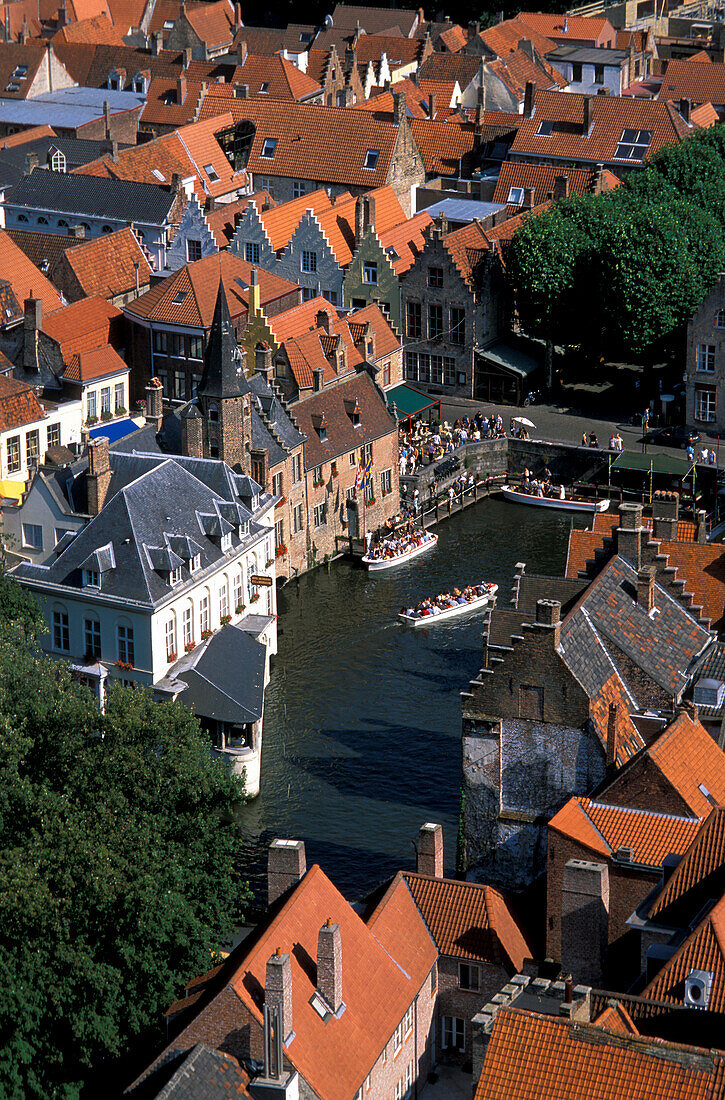 Blick von oben auf Häuser und Rozenhoedkai, Brügge, Flandern, Belgien, Europa