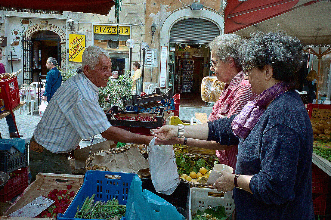 Menschen auf dem Markt auf dem Campo dei Fiori, Rom, Latium, Italien, Europa