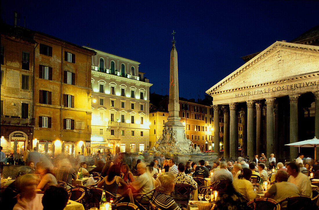 Menschen abends auf der Piazza della Rontonda, Rom, Italien