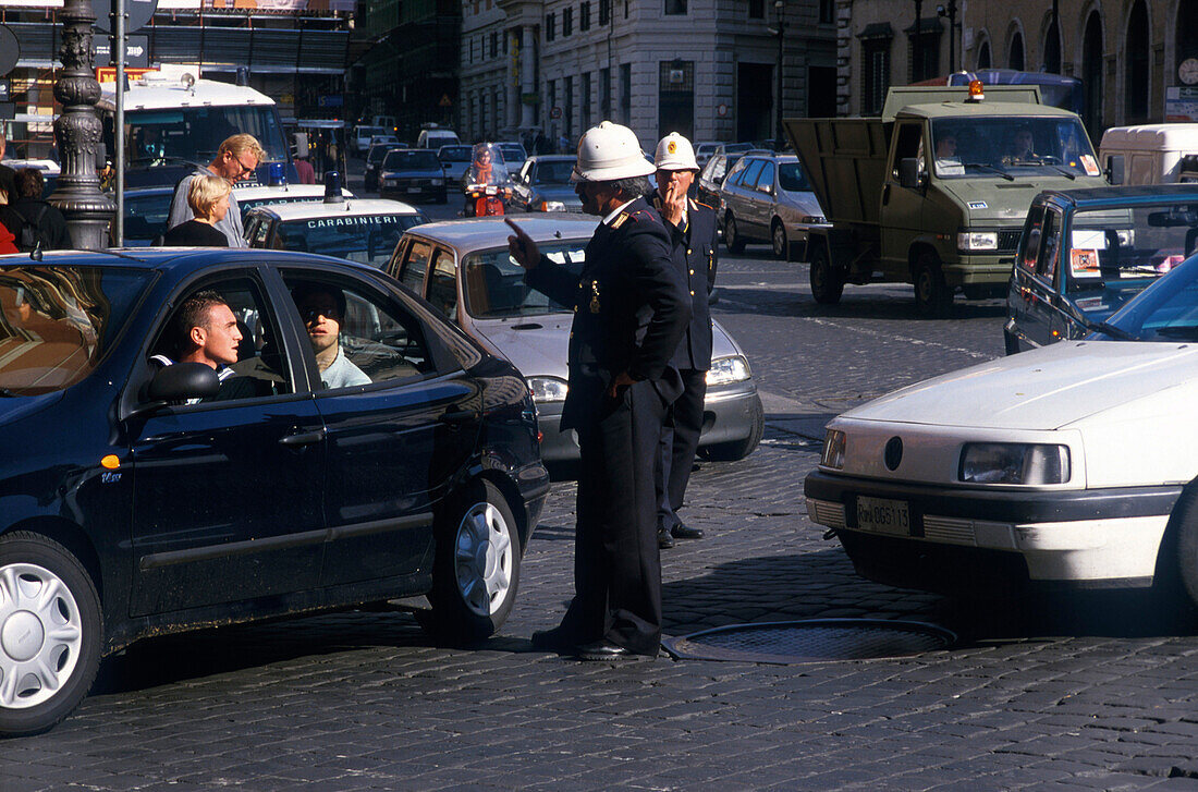 Carabiniere und Autofahrer, Rom Italien