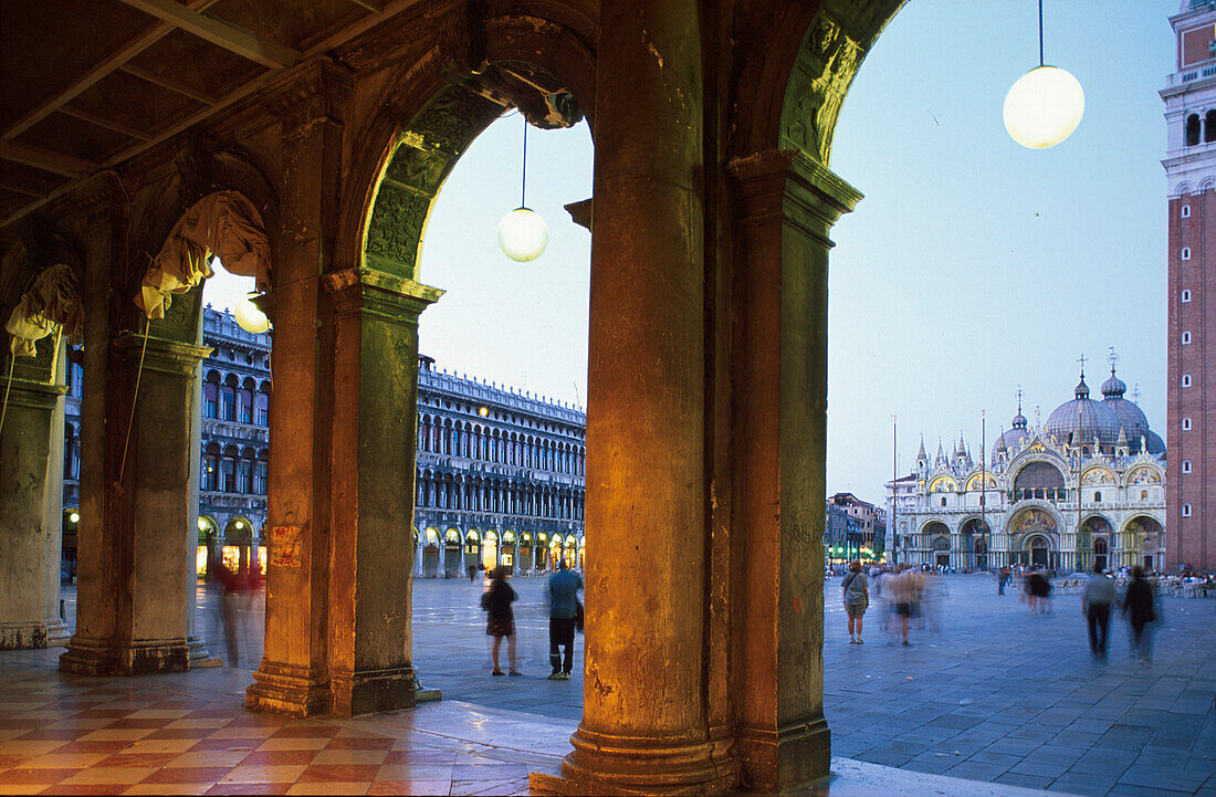 Blick durch Säulengang auf Piazza San Marco am Abend, Venedig, Venetien, Italien, Europa