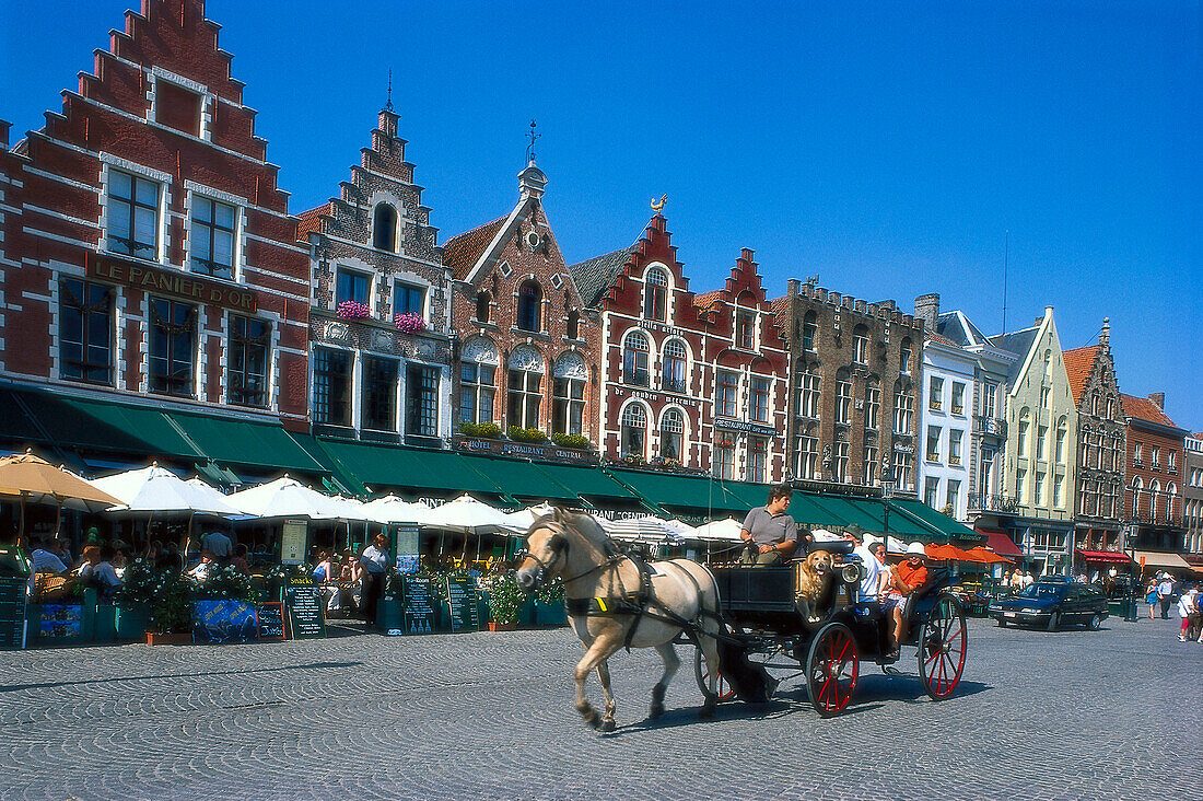 Marktplatz, Stadtrundfahrt mit Kutsche, Bruegge, Flandern Belgien