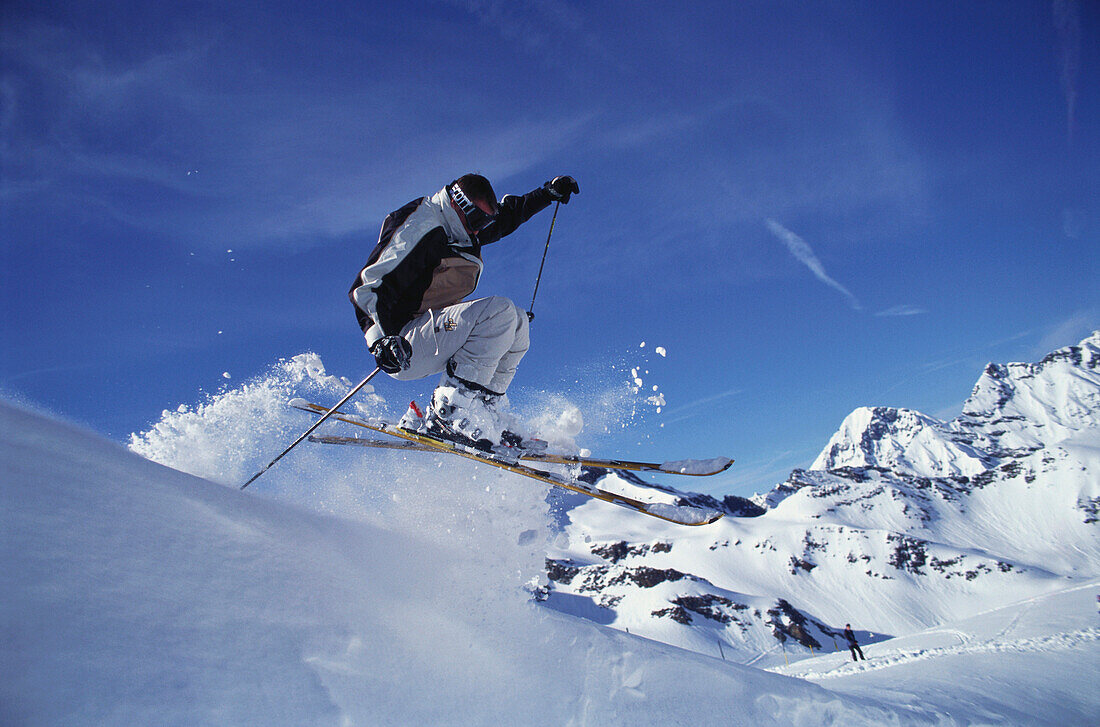 Skifahrer springt bei Abfahrt, Stubaital, Österreich