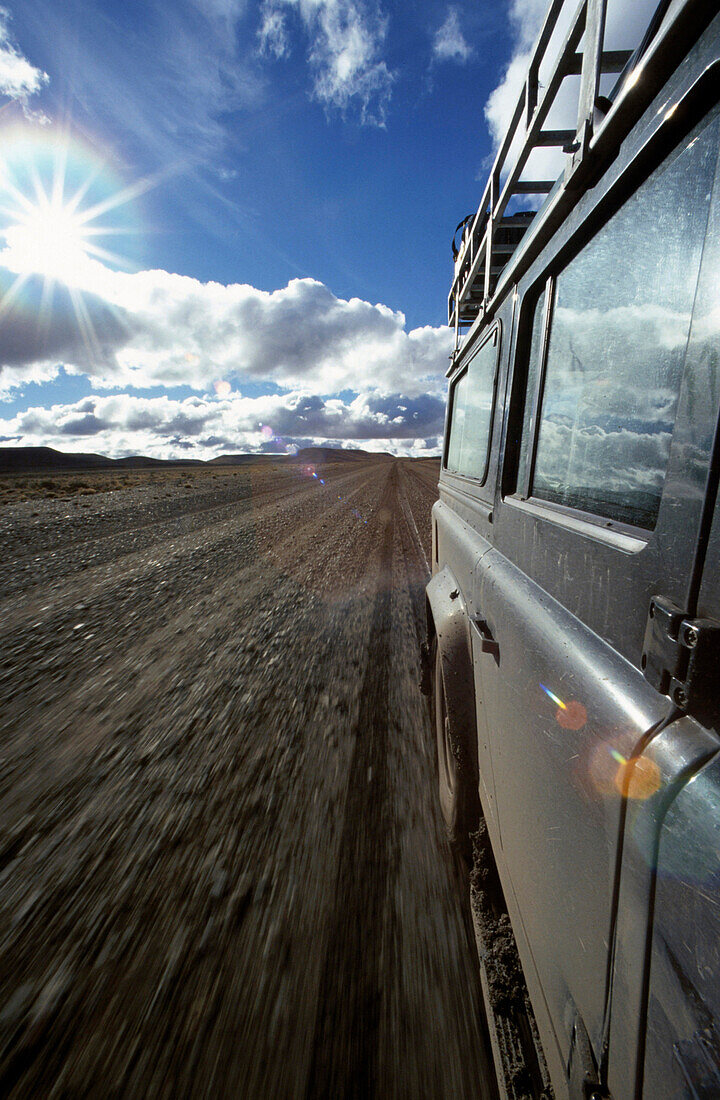 Auto auf Strasse in einsamer Landschaft, Rio Mayo, Argentinien, Südamerika, Amerika