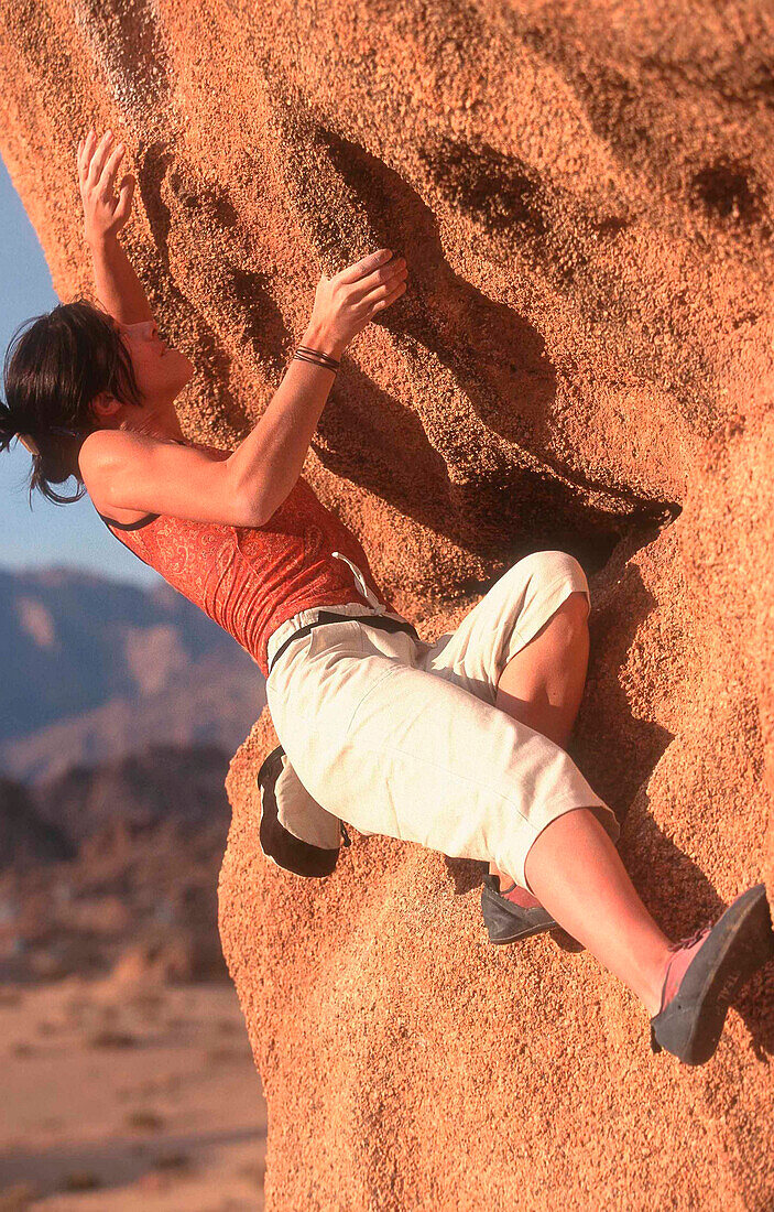 Frau beim Bouldern, Tafraoute, Marokko, Afrika