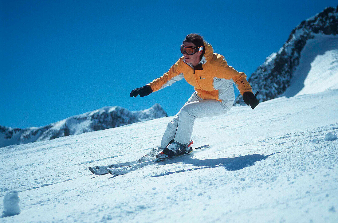 Skifahrerin im Sonnenlicht, Stubaital, Tirol, Österreich, Europa