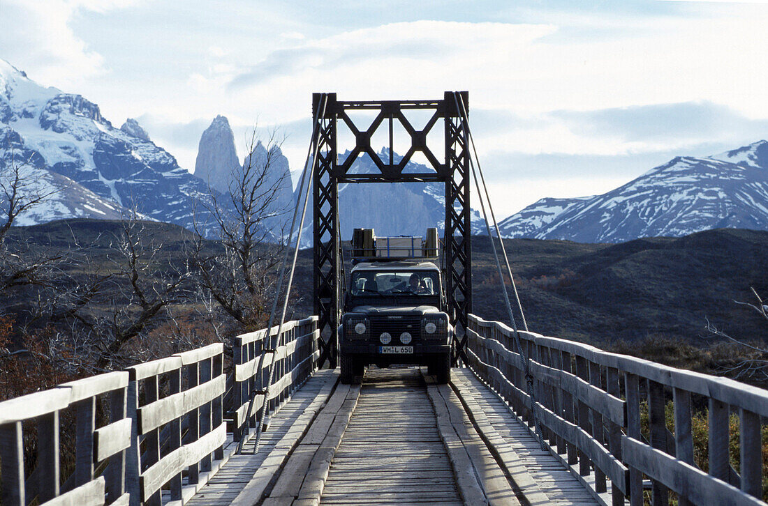 Auto auf Holzbrücke, Torres del Paine, Patagonien, Chile, Südamerika, Amerika