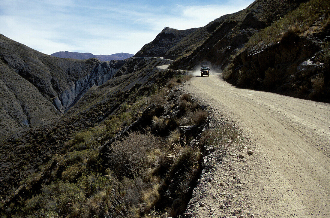 Auto auf Bergstrasse, Colquechaca, Bolivia, South America, America