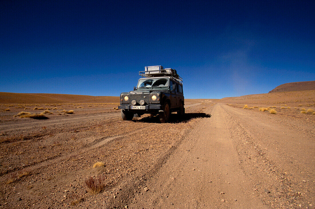Auto auf Sandpiste, Laguna Colorada Bolivien