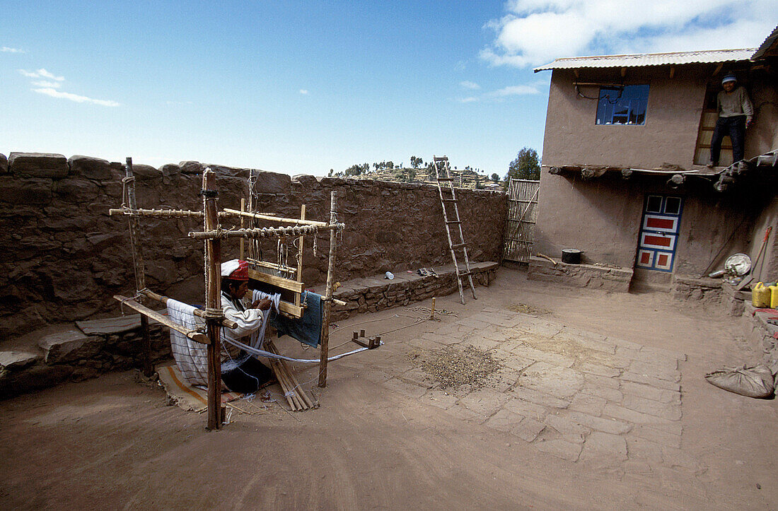 Indio weaving, Isla Taquile, Peru