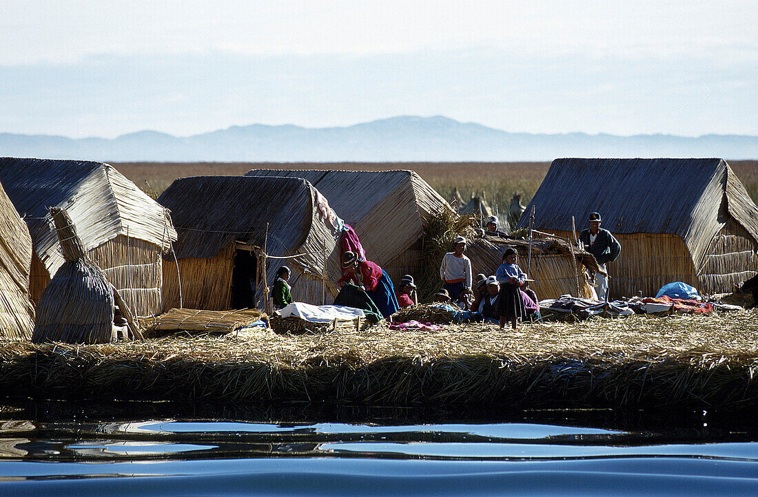 Menschen auf schwimmender Uro Schilfinsel, Puno, Titicacasee, Peru, Südamerika, Amerika