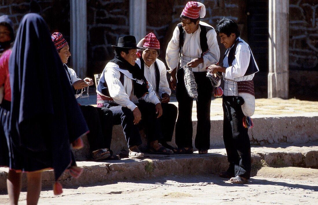 Strickende, lachende Männer, Isla Taquile, Titicacasee, Peru, Südamerika, Amerika