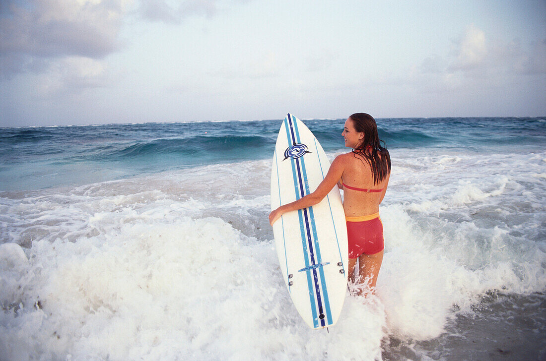 Surferin geht ins Wasser, Silver Sands Barbados, Karibik, rel.