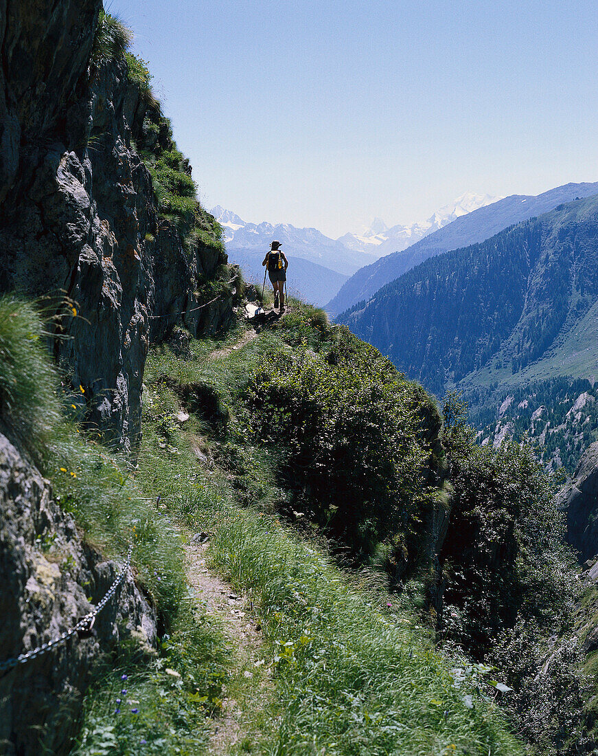 Wanderin genießt Aussicht, Aletsch Gletscher, Berner Oberland, Schweiz