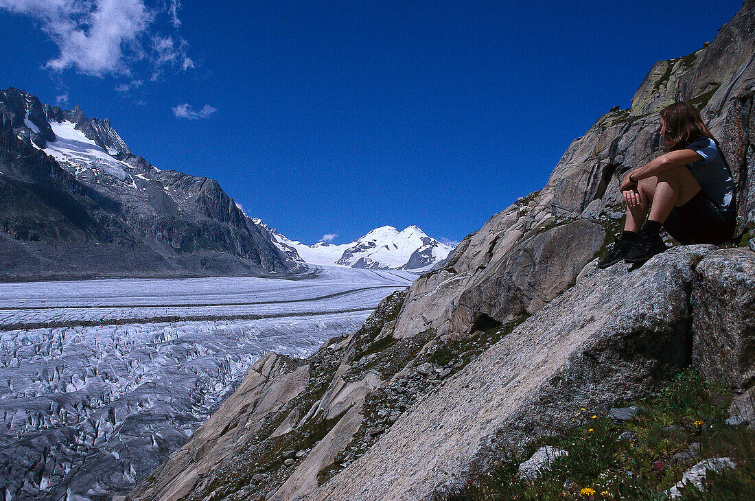 Wanderin genießt Aussicht, Aletsch Gletscher, Berner Oberland, Schweiz