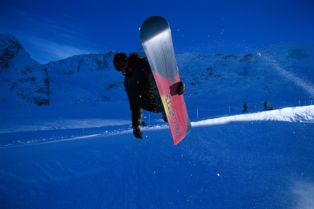 Snowboarder in der Halfpipe, Aktion, Sprung, Kaunertal, Tirol, Österreich