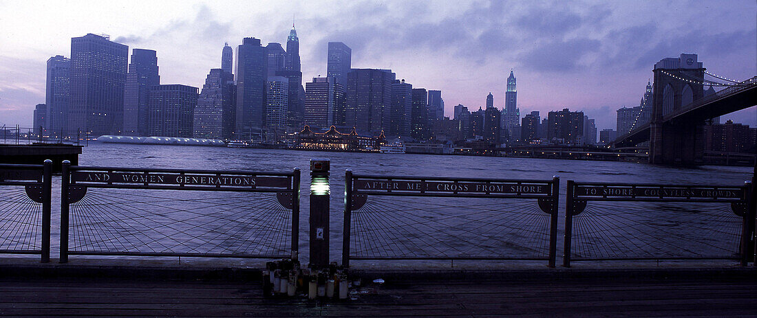 USA, New York City, view, New York City, Blick von Brooklyn, Oktober 2001Skyline ohne WTC, DaemmerungEnglish:, USA, NYC View from Brooklyn