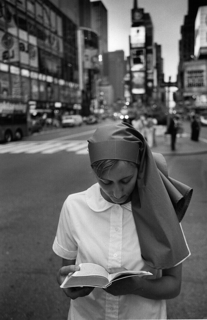 Nun on Times Square, Nun, Times Square, Midtown, Manhattan, New York, USA