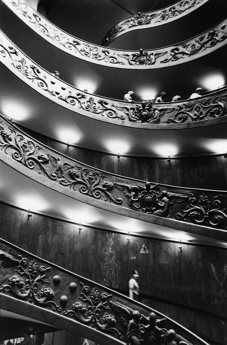 Menschen im Treppenaufgang im Vatikanmuseum, Rom, Italien