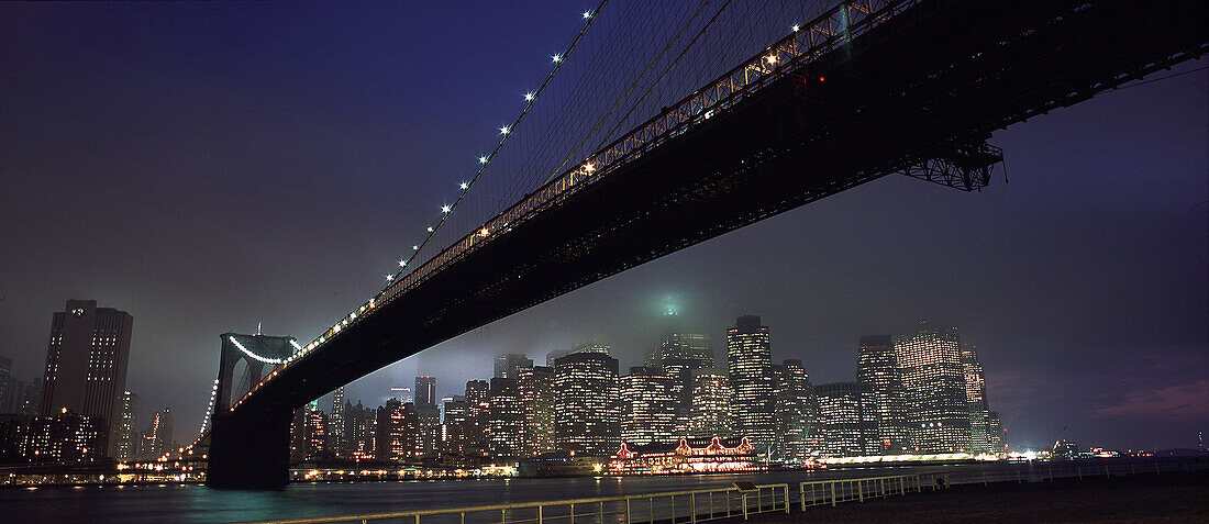 USA, New York City, Brooklyn Bridge, New York City, Brooklyn Bridge, Oktober 2001Skyline ohne WTC, NachtaufnahmeEnglish: USA, New York City without WTC, October 2001