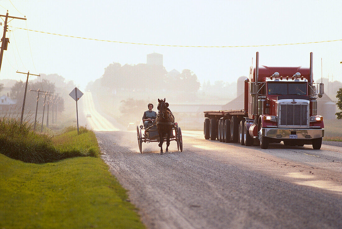 Pferdekutsche mit Mennoniten, in der nähe von St. Jacobs, Ontario, Kanada, Nordamerika, Amerika